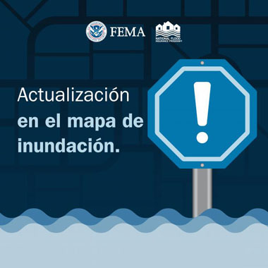 Señal de alto con signo de exclamación en aguas altas. Texto: Los mapas de inundación están cambiando.