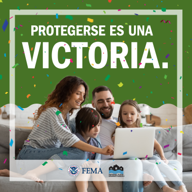 Protegerse es una victoria - una familia mirando una computadora