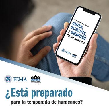 Mujer usando la aplicación de seguro contra inundaciones en el teléfono. Texto: esta preparado para la temporada de huracanes