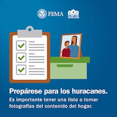 Una ilustración de un portapapeles con una lista de verificación que contiene marcas de verificación verdes, junto a una caja verde y una fotografía enmarcada de dos personas. El fondo azul incluye los logotipos de FEMA y del Programa Nacional de Seguro contra Inundaciones.