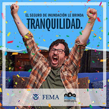Hombre celebrando con los brazos en alto, mientras cae confeti. Texto: El seguro de inundacion le brinda tranquilidad.