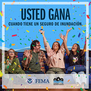 Familia celebrando en el sofá mientras cae confeti. Texto: Usted gana cuando tiene un seguro de inundación
