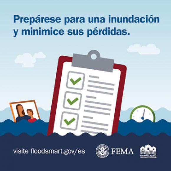 Portapapeles y artículos personales que se hunden en el agua de la inundación