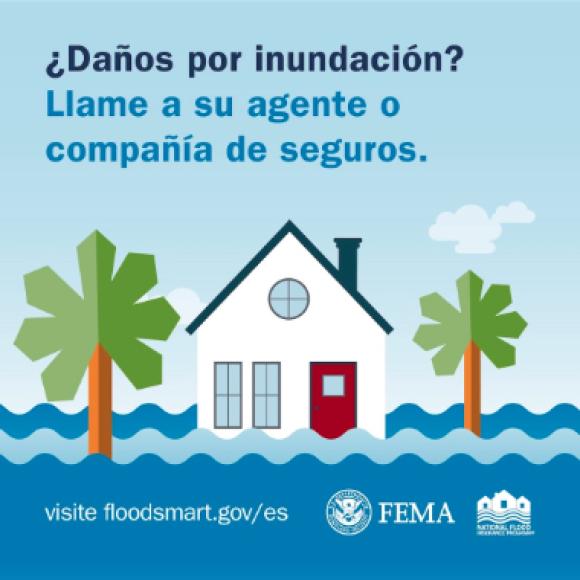 Una casa rodeada por aguas de inundación con palmeras cercanas. El texto dice: ¿Daños por inundación? Llame a su agente o compañía de seguros.