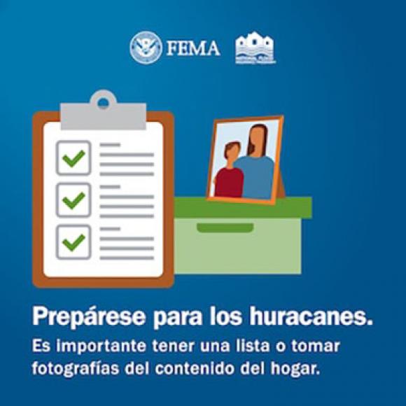 Una ilustración de un portapapeles con una lista de verificación que contiene marcas de verificación verdes, junto a una caja verde y una fotografía enmarcada de dos personas. El fondo azul incluye los logotipos de FEMA y del Programa Nacional de Seguro contra Inundaciones.