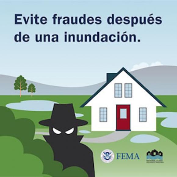 Una casa blanca con una puerta roja está rodeada de árboles verdes y pequeños charcos en el suelo. Una figura sombría con un sombrero y abrigo negros observa desde unos arbustos en primer plano. 